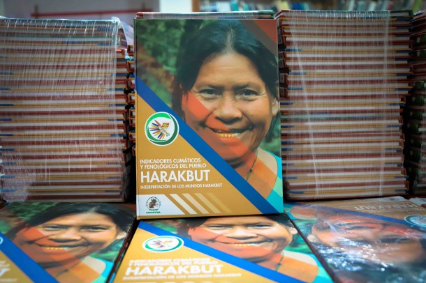 Libro indicadores Harakbut entregado por Conservación Amazónica - ACCA